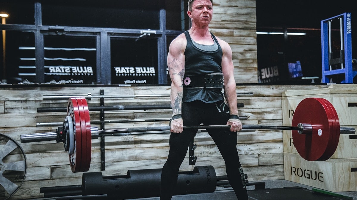 man lifting barbell